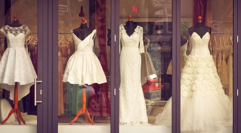 Brautkleider im Schaufenster