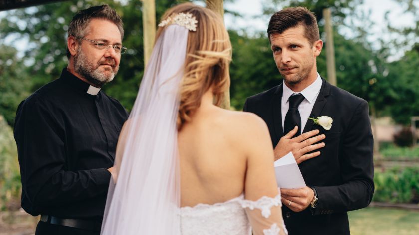 Bräutigam macht der Braut ein Eheversprechen