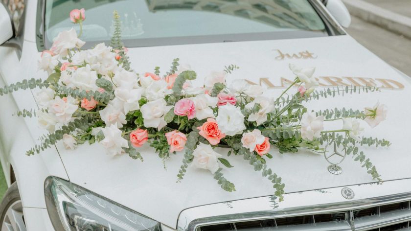 Auto mit Blumen auf der Haube